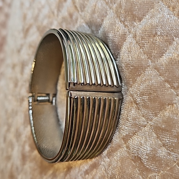 Bangle Statement Bracelet Hinged Magnetic Closure - Picture 2 of 10